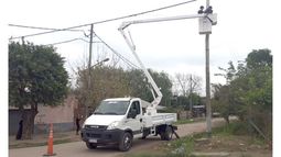ALERTAS. El Municipio en plena colocación de las alarmas en el barrio Pinazo. .
