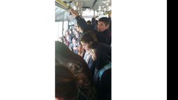 SARDINAS. Los usuarios denuncian falta de frecuencias y hacinamiento..