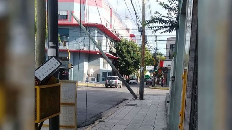 CENTRO. Un poste con cables de electricidad, caído en Ituzaingó y Tucumán. .