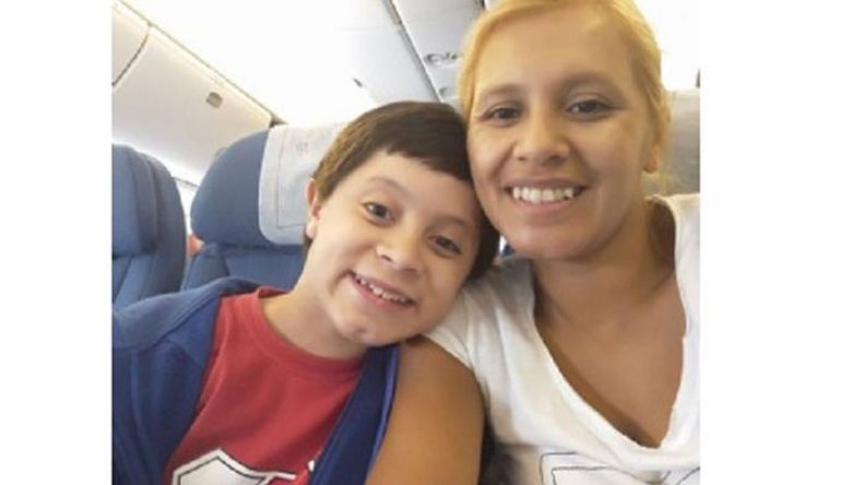AVIÓN. Martín junto a su mamá Mercedes..
