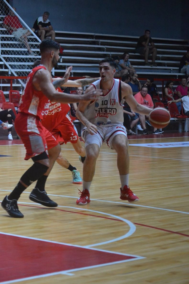 ATAQUE. Franco Smaniotti aportó 10 puntos en Colón.
