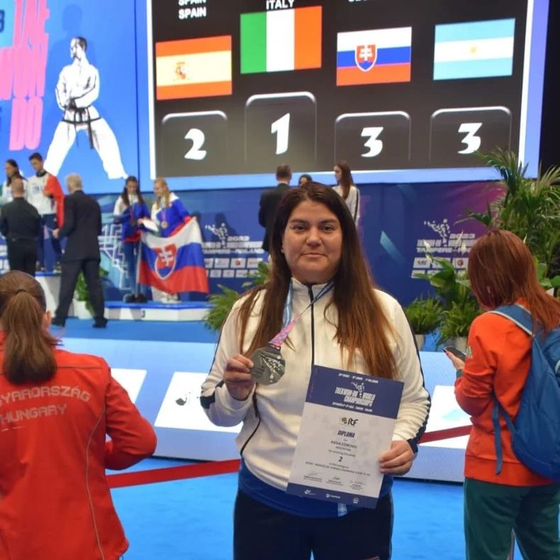 PREMIO. Ana Coronel con la medalla de plata y diploma tras competir en el Mundial de Finlandia.