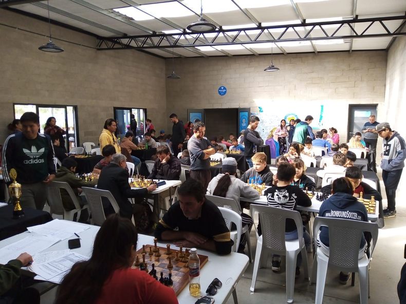 A JUGAR. El Club Municipal de Peruzzotti reunió a más de un centenar de jugadores.