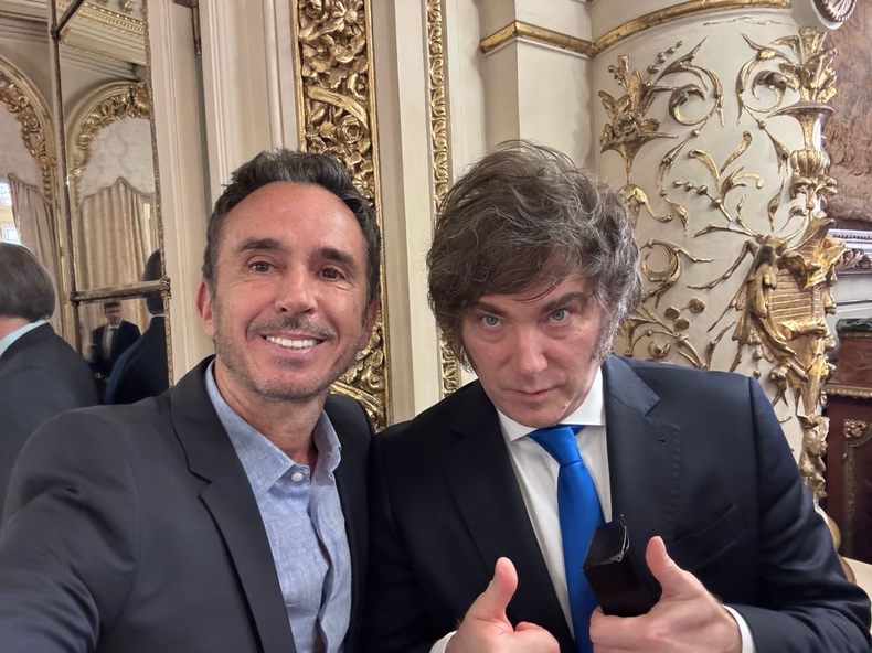 PULGARES ARRIBA. Sebastián Neuspiller se trajo una foto con Javier Milei de la Rosada.