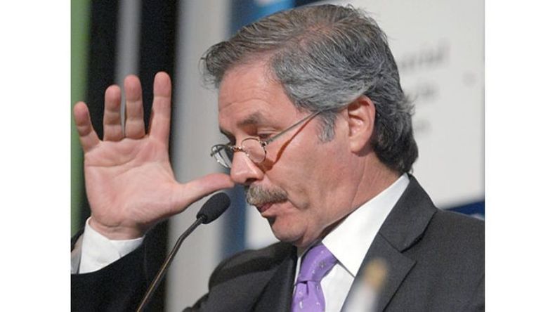 El entonces gobernador Felipe Solá hace pito catalán. La curiosa imagen fue captada durante la 13ª Conferencia Anual de la Unión Industrial Argentina, llevada a cabo en Pilar a fines de 2007..
