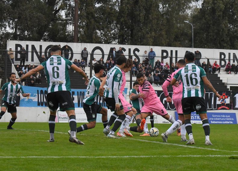 Enzo Franco intenta rematar entre una marea de piernas.