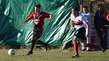 ENGANCHE. Maciel se escapa de un rival; metió el 2-0 de Villa Rosa..