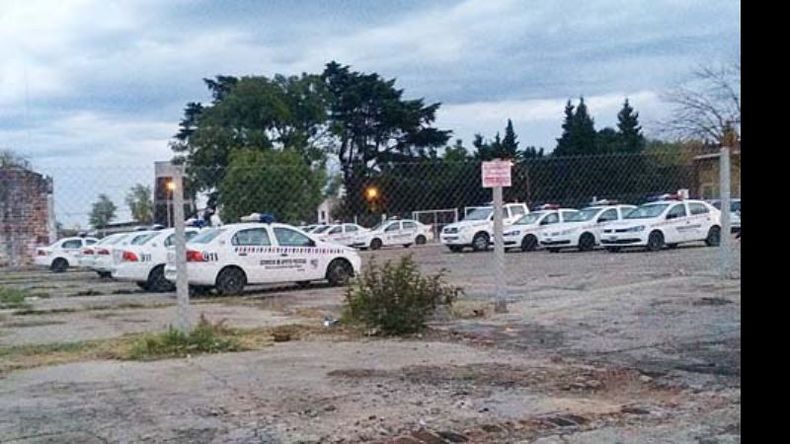 Las patrullas estacionadas, retratadas por la concejal Claudia Zakhem..