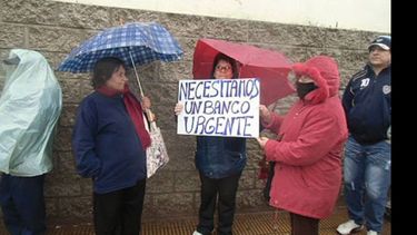 Vecinos llevan adelante campaña por el banco..