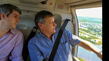 DESDE ARRIBA. Marcos Peña y Domingo Peppo, en la zona afectada del Chaco..