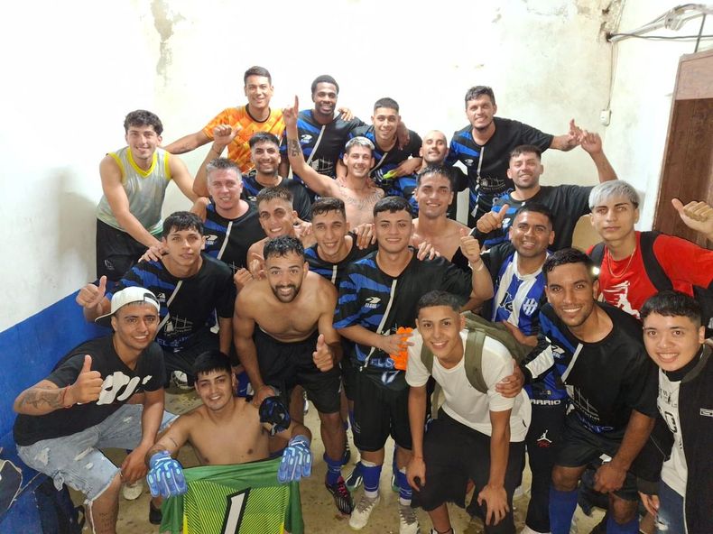 FESTEJO. Los jugadores de San Alejo celebran la victoria en el vestuario.