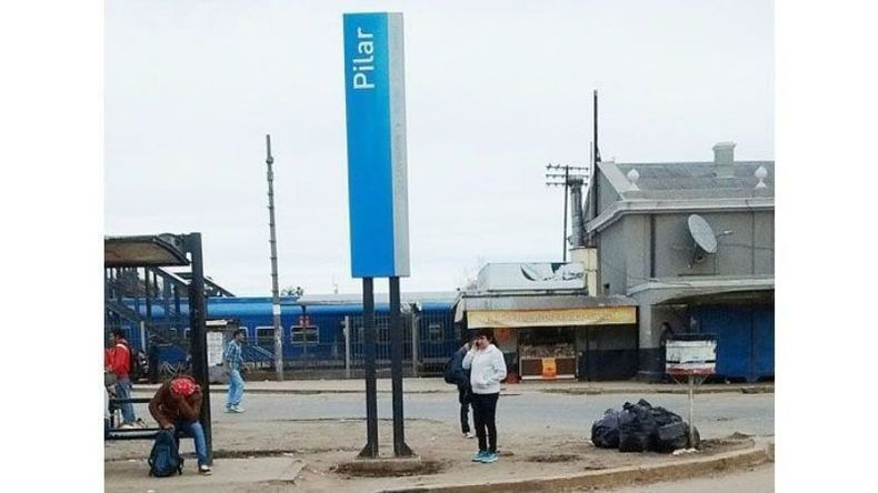 MUY CAÍDA. La zona de la estación necesita un recambio. .