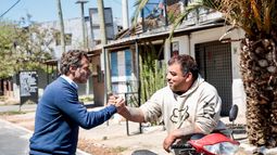 SALUDOS. Federico Achával dialogó con los vecinos de la calle Chile.
