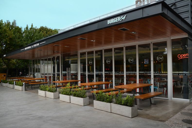 Burger54 cuenta con locales en san Isidro y Rincón de Mildberg.