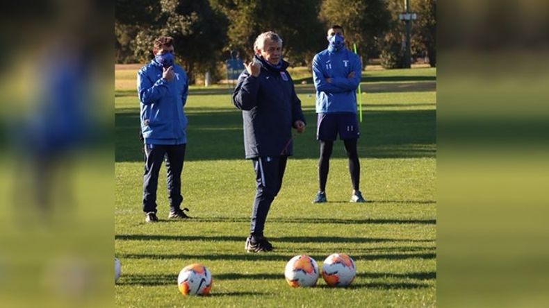 A TRABAJAR. Gorosito da la charla previa al inicio del entrenamiento en Mapuche..