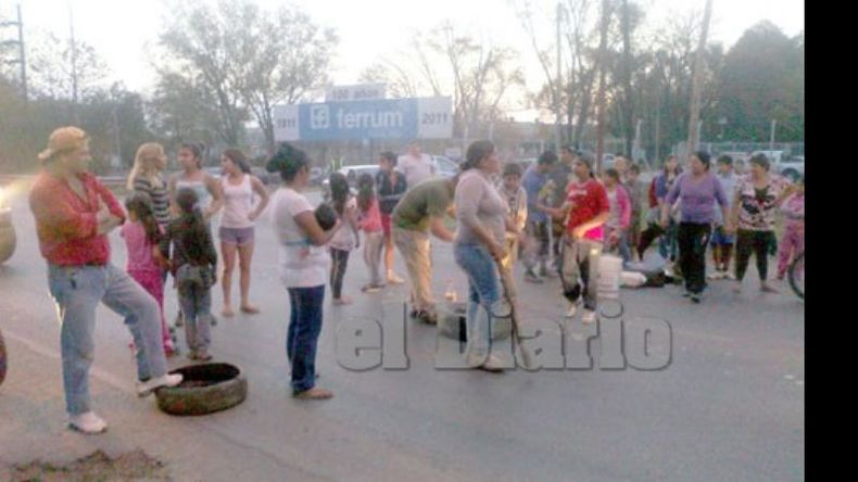 Más de dos horas mantuvieron cortada la Ruta 25 unos 150 vecinos, reclamando por la detención del presunto abusador.