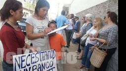 Las firmas fueron colectadas en las filas del registro y el banco..