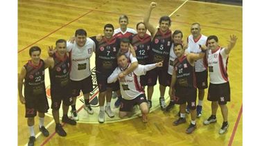 ALEGRÍA. Los +43 de Atlético festejan, tras superar 53-50 a Ballester..