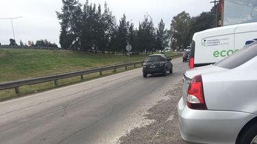 Caso mil de los señores que se creen dueños de la vereda. Bar y lavadero de Colectora, frente al edificio Concord. Nosotros, los peatones, arriesgamos la vida bajando a la calle para poder llegar a la parada de colectivos. Marcela.