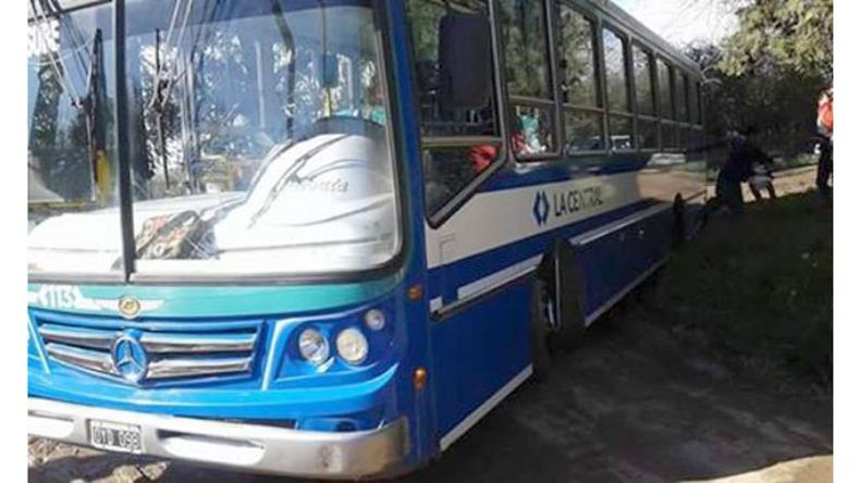 (Quiero Villa Rosa). VARADOS. En Villa Rosa, un colectivo cayó a la zanja por el estado de la calle..