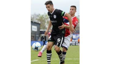 FRICCIÓN. Perrona lucha con un defensor de Lamadrid..