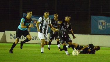 CON LA PELOTA. Chambi inicia un ataque; viene de marcar su primer gol del torneo.