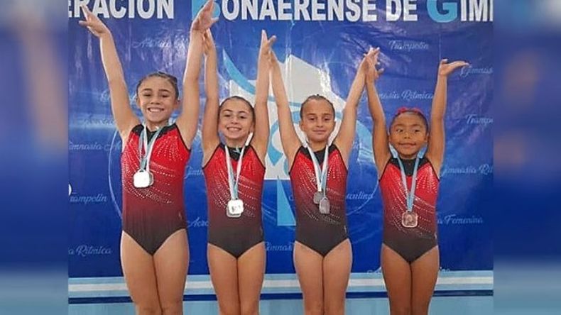 PREMIADAS. Las infantiles de Elite lucen orgullosas las medallas..