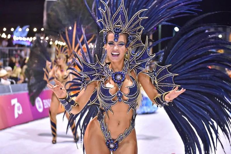 Catalina Lagomarsino, con su traje azul vibrante en el corsódromo de Gualeguaychú.&nbsp;