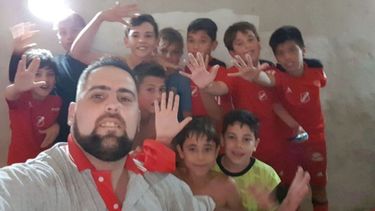 CORONADOS. Los chicos de la 2006, junto al entrenador Demián Navas..