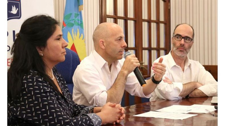 EQUIPO. Cbrera, Ducoté y Martignone, durante la presentación de los números..