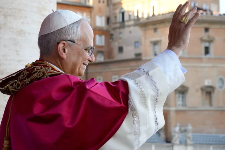 León XIV saluda a la multitud reunida en la Plaza de San Pedro. (Vatican Media)..webp