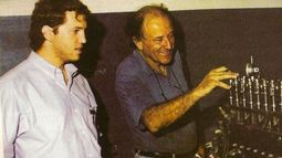 ENTRE FIERROS. Mariano junto a su padre el Vasco Oyhanart, de quien heredó la pasión..
