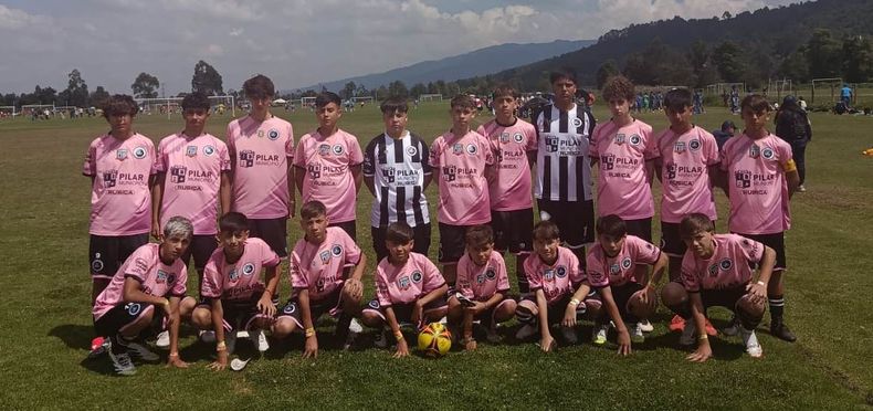 FORMACIÓN. Los chicos de la 2012 de Real Pilar ya son semifinalistas.