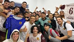 FELICIDAD. Los jugadores de Monterrey festejan la victoria en el vestuario. FELICIDAD. Los jugadores de Monterrey festejan la victoria en el vestuario.