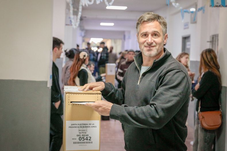 El intendente Federico Achával al momento de emitir su voto.&nbsp;
