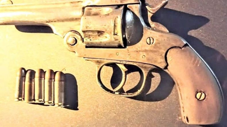 El arma secuestrada al delincuente, un revólver calibre 38. Foto @juancaimpacto.