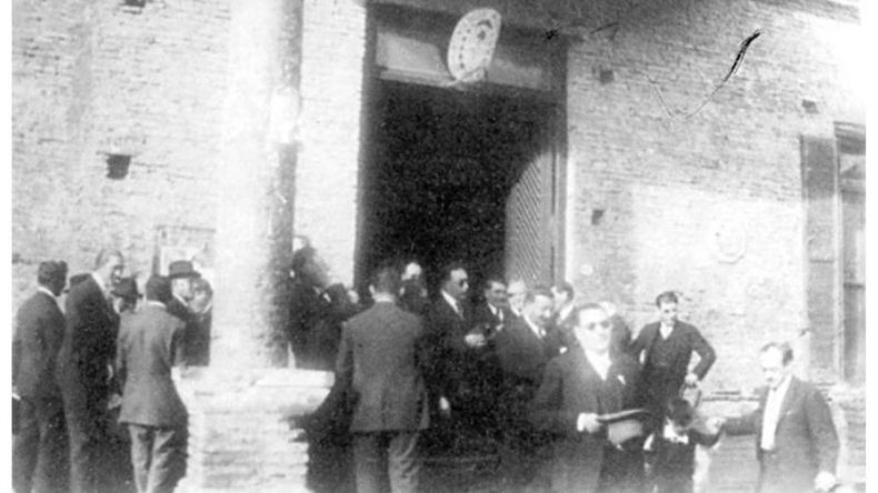 Un día triste y agitado para la historia argentina: final de la reunión en el palacio municipal, el 6 de octubre de 1930, día del golpe deestado contra Hipólito Yrigoyen, durante la intendencia de Pedro Lagrave. .