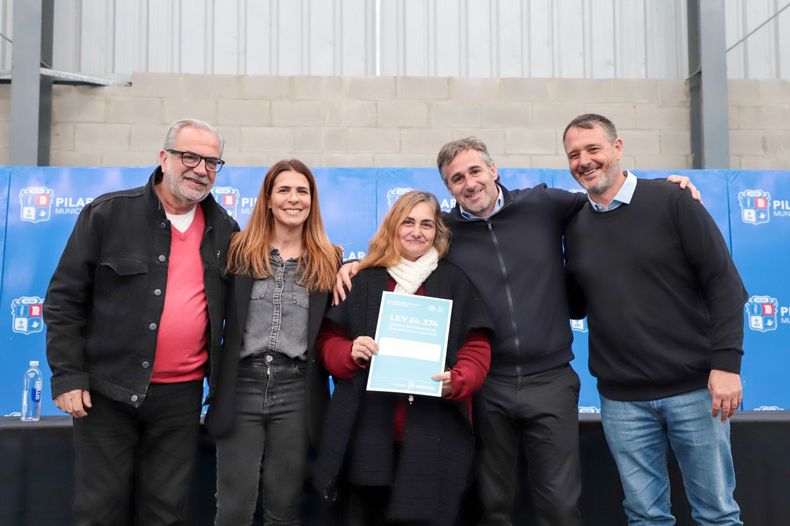 ALEGRÍA. Peralta y Achával compartieron el acto con los vecinos.