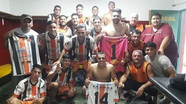 FELICIDAD. El plantel de Zelaya festeja en el vestuario la clasificación..
