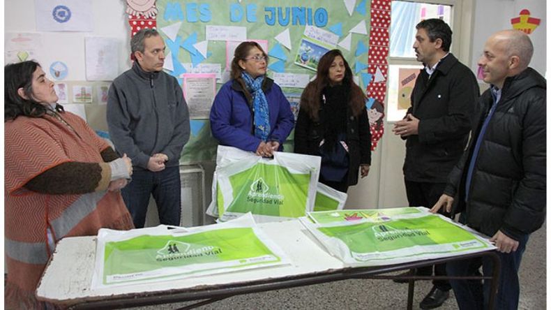 EQUIPOS. Ducoté, ayer, entregando el material didáctico..