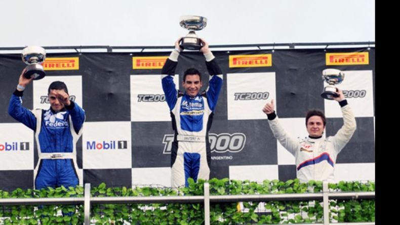Matías Milla (izq.) sumó su cuarto podio en cinco fechas en el torneo del TC 2000..