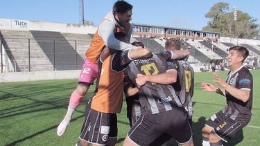 MONTAÑA DE ALEGRÍA. Los jugadores de Real festejan la victoria. (Foto. Nayla Álvarez)..