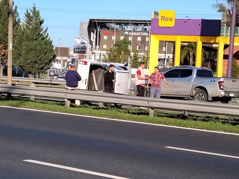 VUELCO. La camioneta quedó tendida en la mano rápida, a la altura del Kilómetro 50.