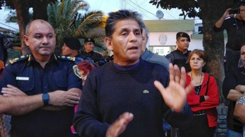 PIDE CALMA. El hermano de la víctima, ayer, en la manifestación. .