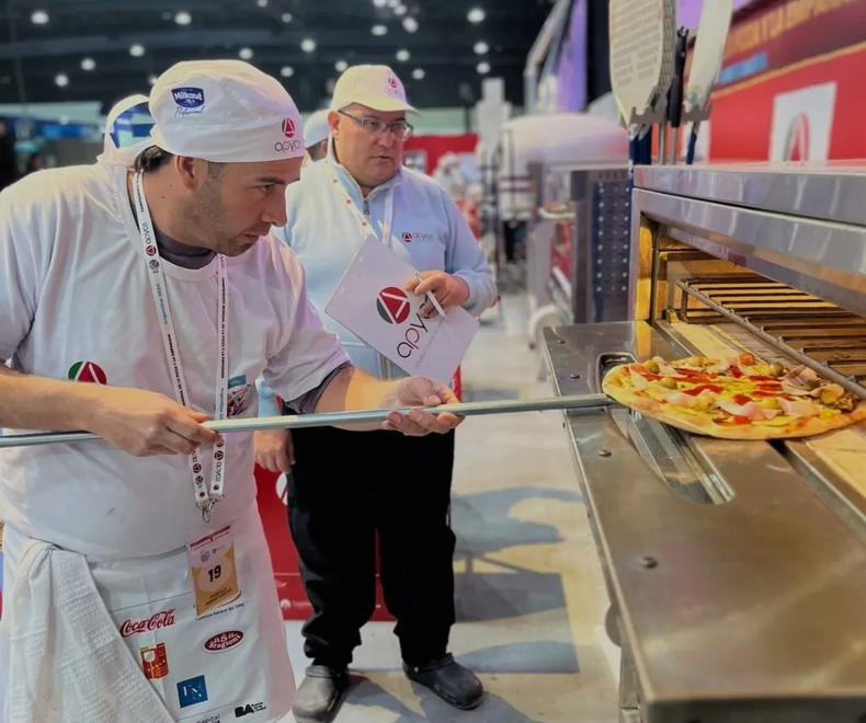 Los participantes cocinan sus platos frente a la gente. (puraciudad.com.ar)..webp