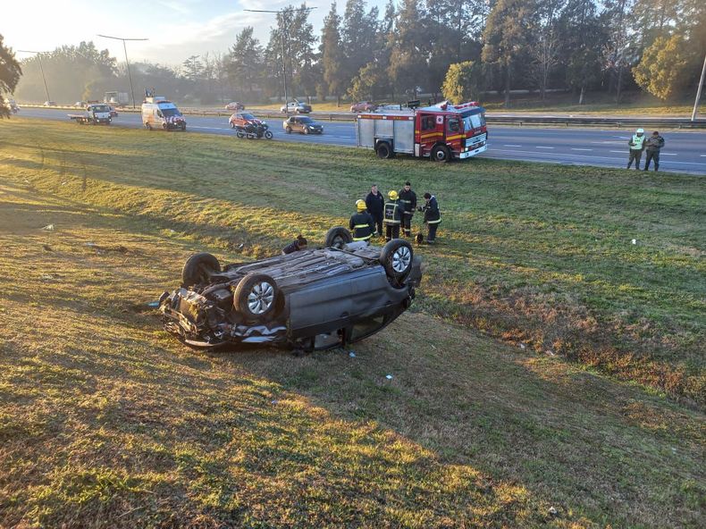 VOLCADO. Así quedó el VW Gol que sufrió el accidente esta mañana.