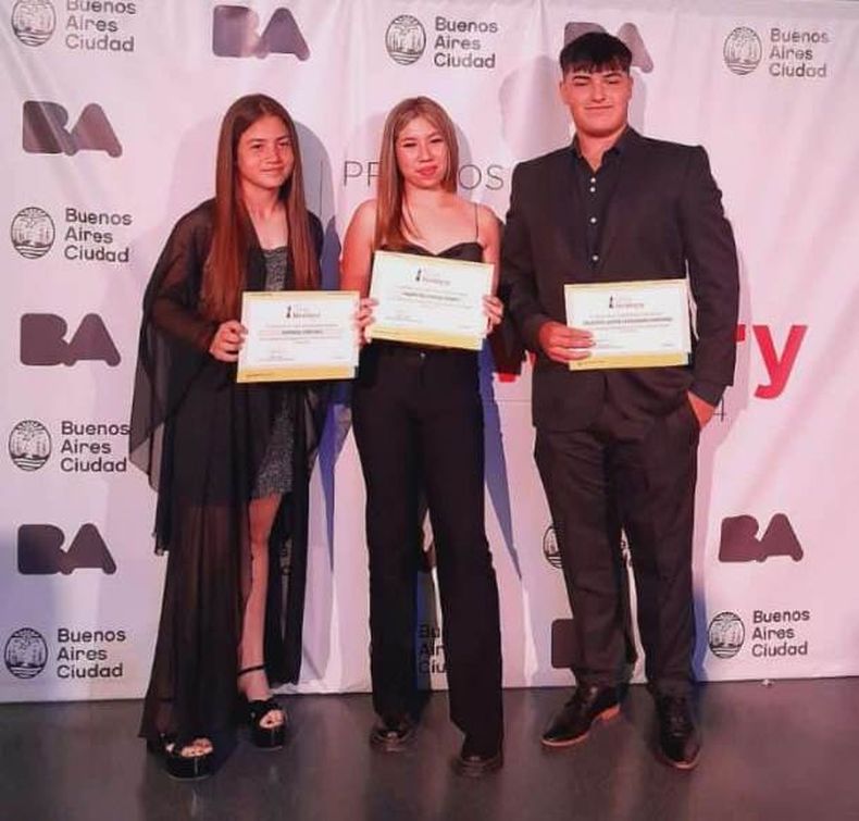 DIPLOMAS DE SÓFTBOL. Jazmín Godoy custodiada por sus compañeros de terna Morena Sánchez y Bautista Fernández Cardoso.