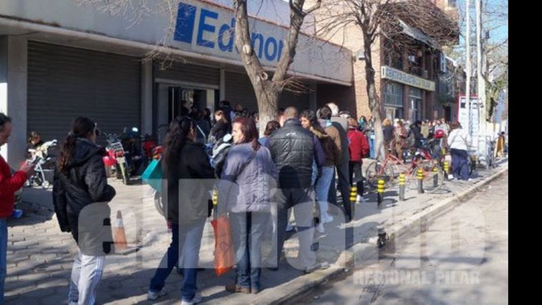 Protestar por facturas de luz y gas, una constante de los vecinos..