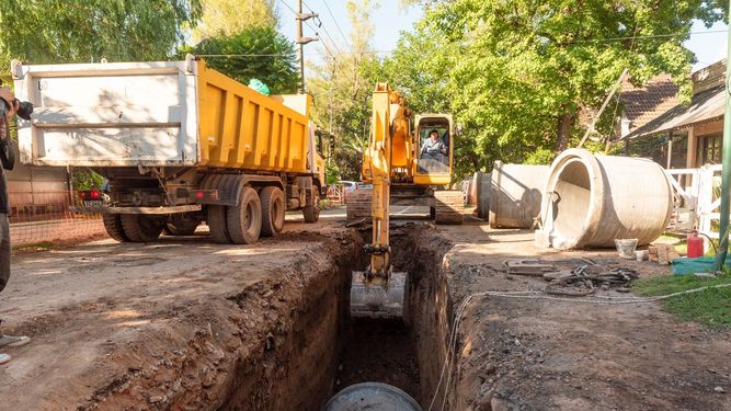 ES POR ABAJO. Las obras buscan sacar el agua del centro de Pilar sin anegar calles.