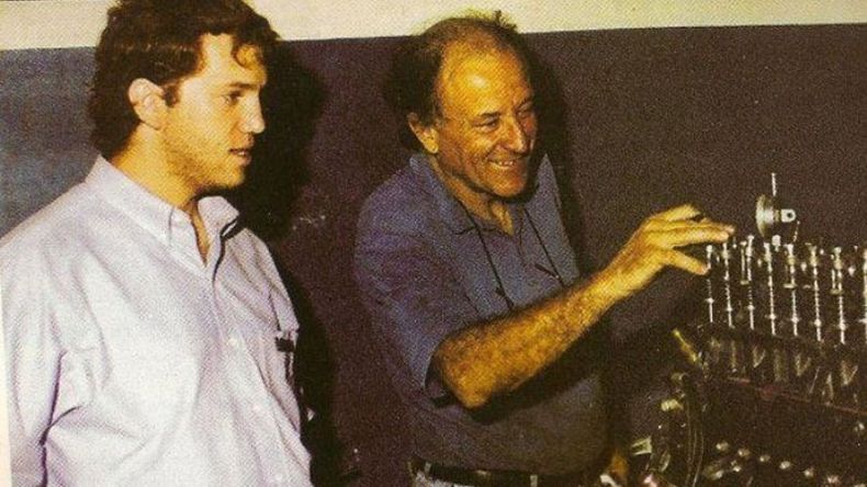 ENTRE FIERROS. Mariano junto a su padre el Vasco Oyhanart, de quien heredó la pasión..